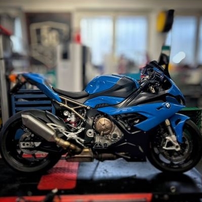 une BMW S1000rr bleue