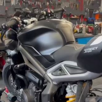 vue profil Trimph Street Triple RS 