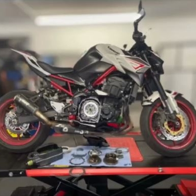 Une Kawazki Z900 de profil