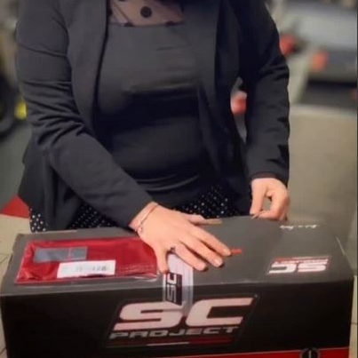 La patronne ouvre un colis