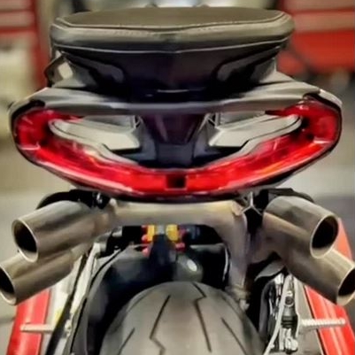 photo de l'arrière d'un MV Agusta 1000rs