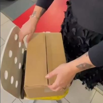 un peiti carton posé sur une chaise