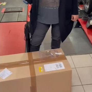 un gros carton posé au sol