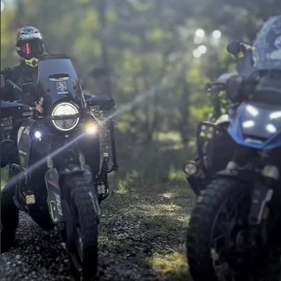 2 motos de face dans une forêt