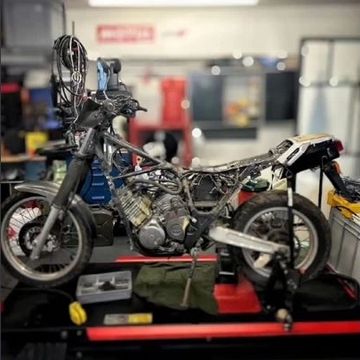 photo d'une Yamaha super Ténéré 750 de profil